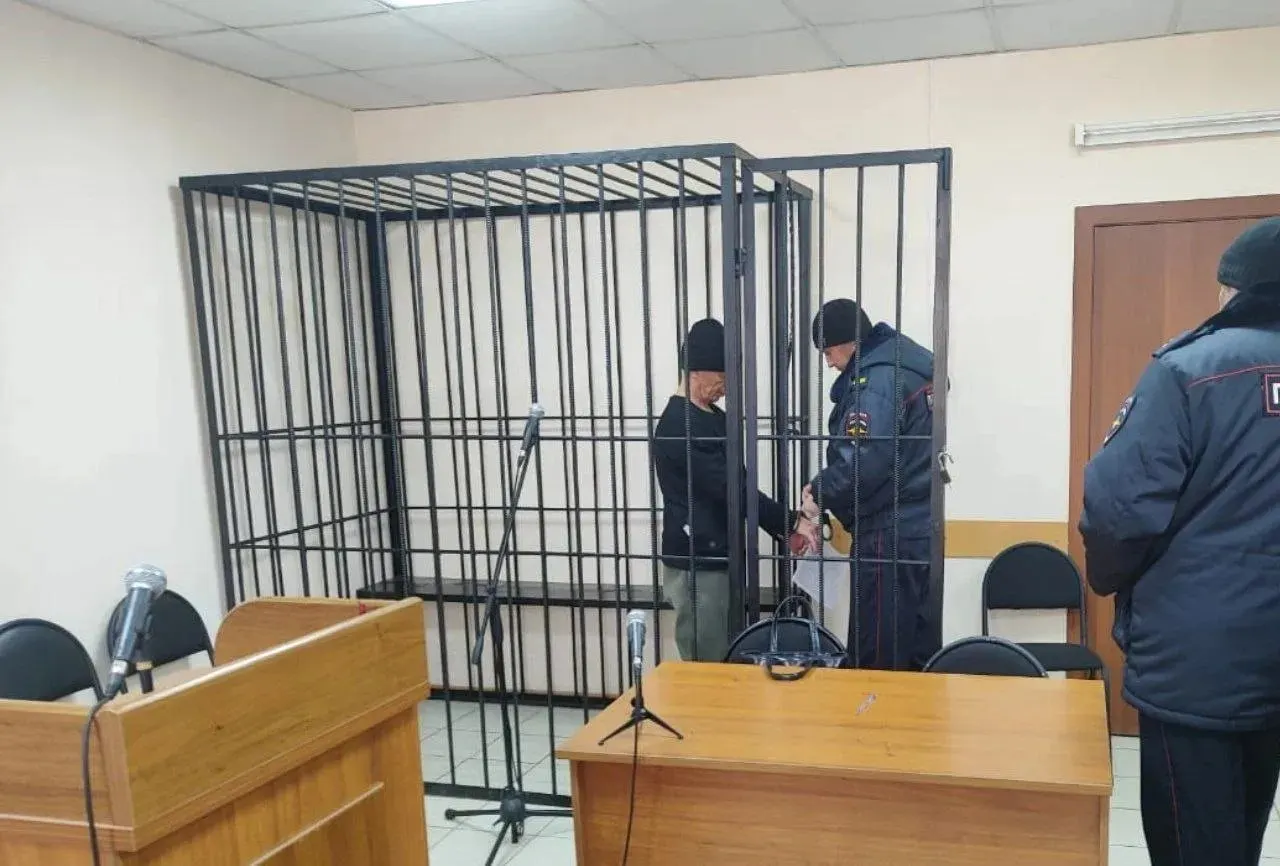 Иркутский областной суд признал 55‑летнего мужчину виновным: он вонзил нож в грудь медработнику после конфликта в скорой. Пострадавший скончался, обвиняемому назначили также компенсацию семьям погибшего.