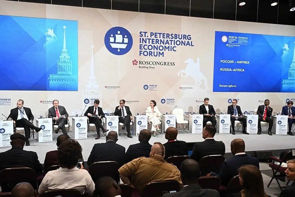 За полтора года Россию посетили 17 африканских лидеров, товарооборот достиг $27 млрд. Важный шаг — третий саммит в Москве 28–29 октября; ключевая задача — помощь Африке в решении энергодефицита.