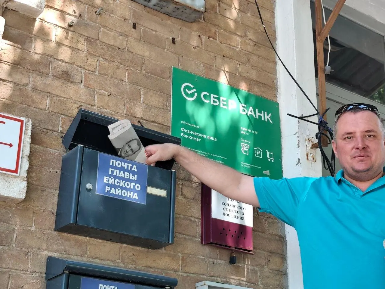 Кубанские коммунисты утверждают, что администрация станицы Копанской забрала из магазина несколько десятков экземпляров партийной газеты с материалами о коррупции в окружении губернатора. В ответ они распространили новый тираж по почтовым ящикам жителей.