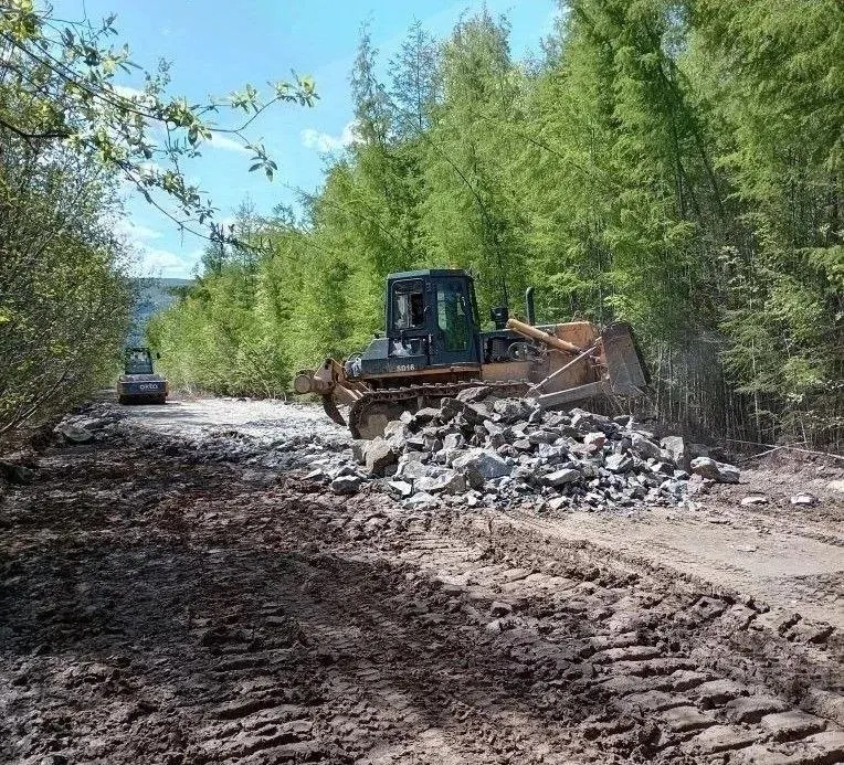 В Бодайбинском районе приступили к отсыпке и уплотнению полотна на участке Мамакан — Бисяга. Работы начаты после жалоб жителей: дорога недавно перешла в областное подчинение и должна обеспечить доступ к паромной переправе даже в плохую погоду.