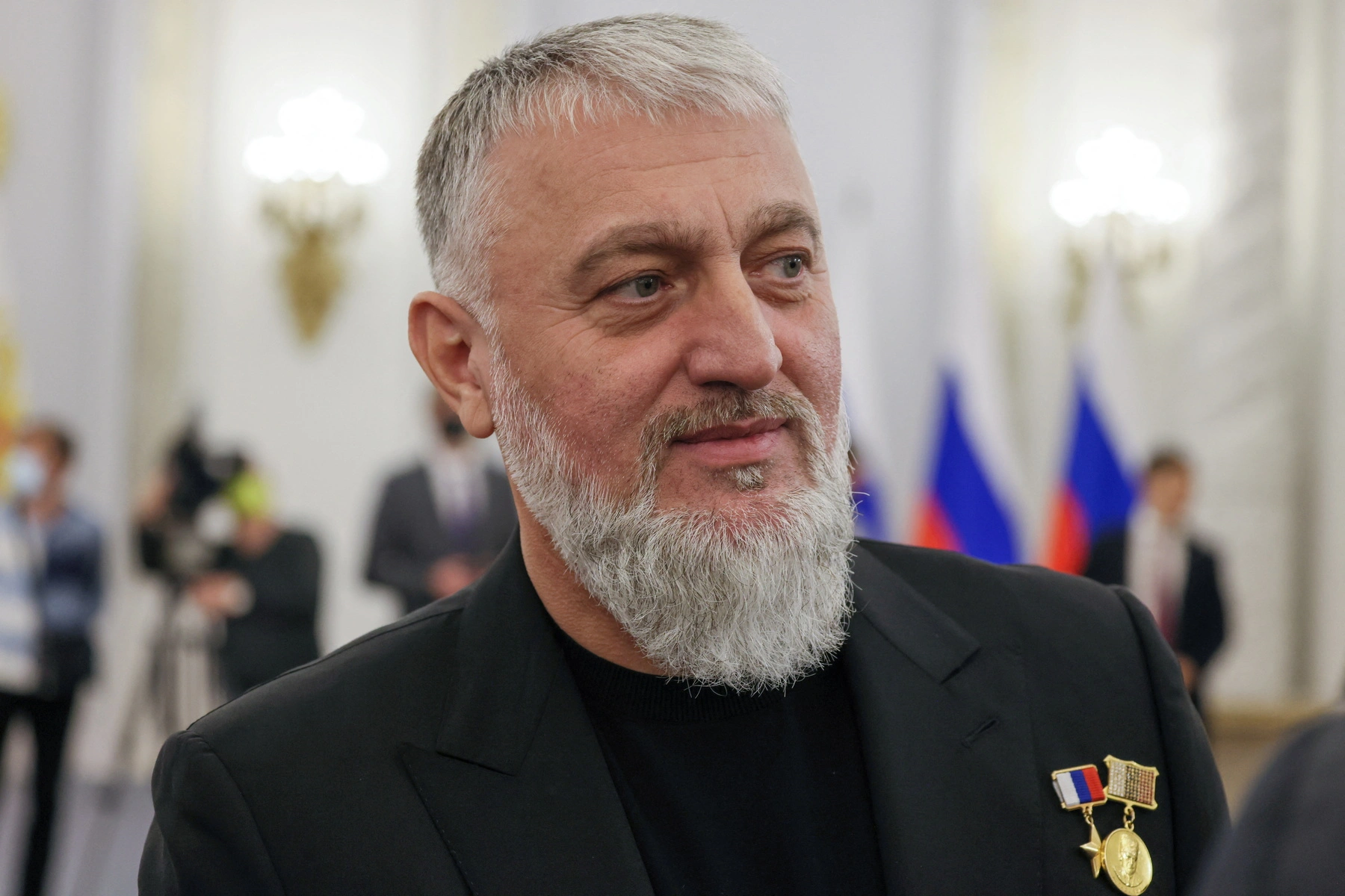 Депутат Госдумы от Чечни Адам Делимханов уверенно победил в округе №41, набрав 119,5 тыс. голосов — существенно опередив конкурентов и многих победителей праймериз в других регионах.