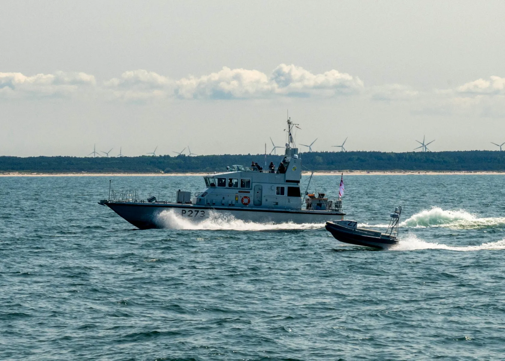 Альянс проводит военно-морские и авиационные учения в Балтийском регионе, в том числе вблизи российских границ и Калининградской области. Учения отрабатывают мультидоменные операции и усиливают координацию на восточном фланге.