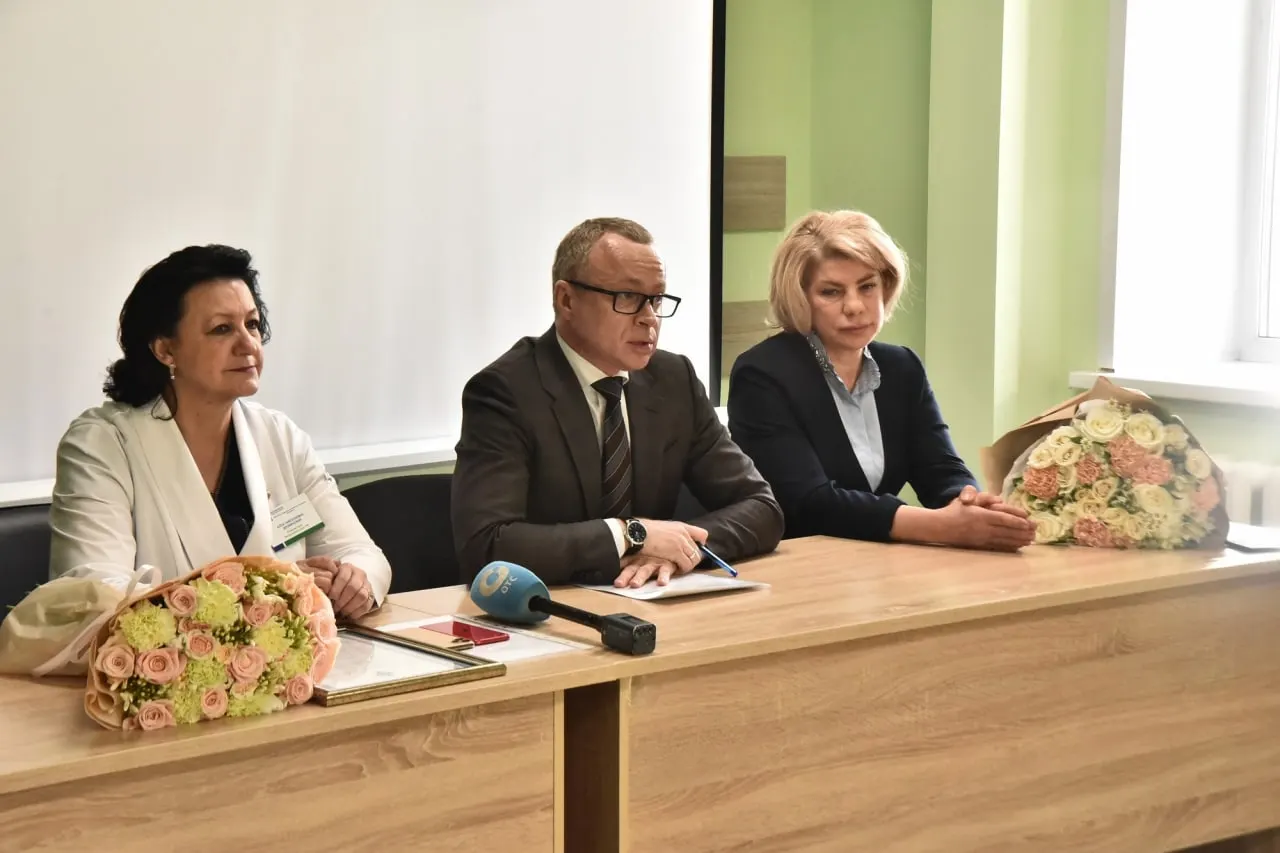 Первого заместителя губернатора задержали 4 июня. Официальных подтверждений пока нет, в региональной власти называют информацию сомнительной; причины удаления фамилии чиновника с сайта не объяснены.
