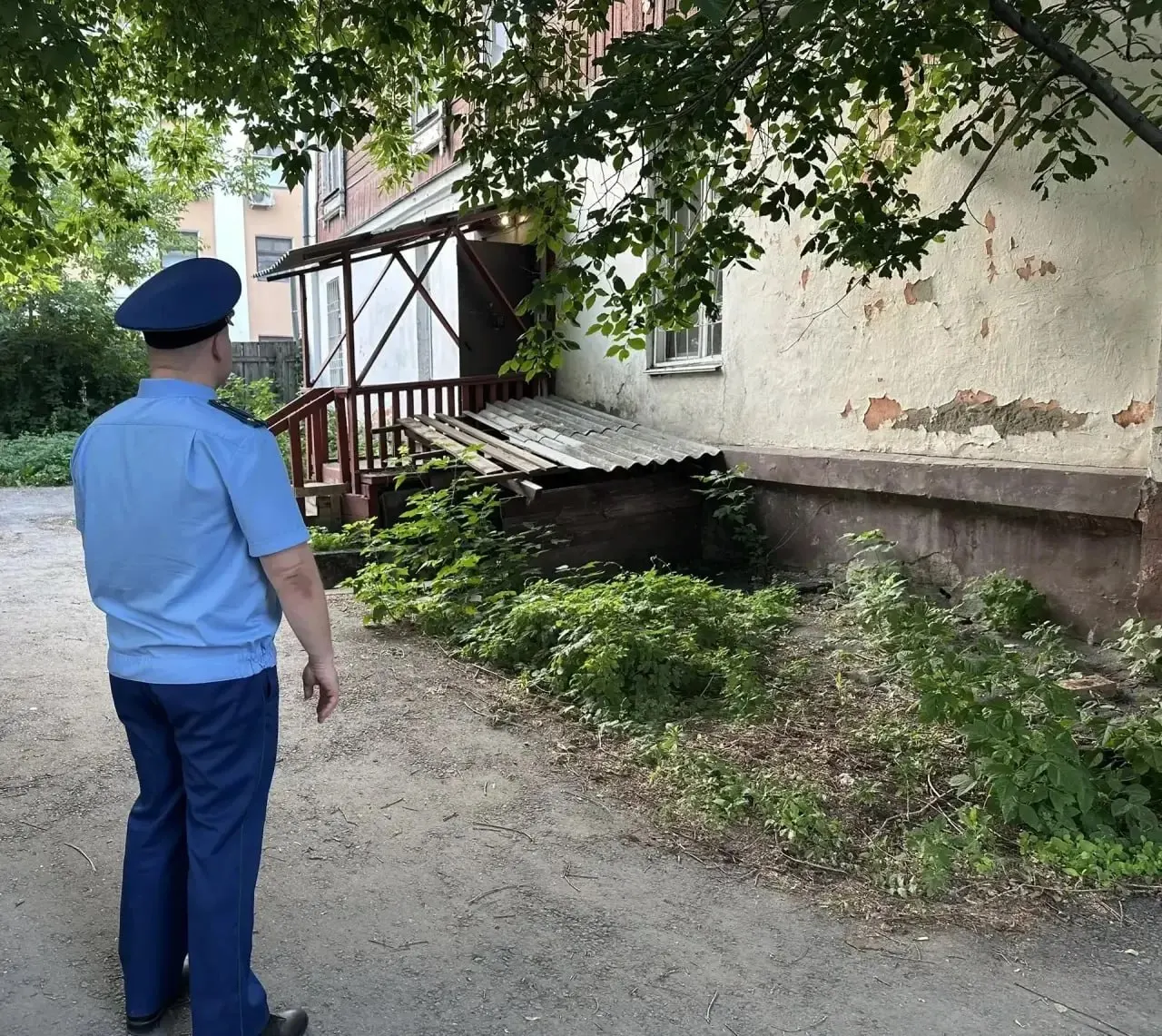 21 июня в доме №11 на улице Звездова обрушилась потолочная конструкция в подъезде: разрушилась балка, часть жильцов не может попасть в квартиры. На место выехали прокуратура и Следственный комитет, городу предложили варианты временного размещения.