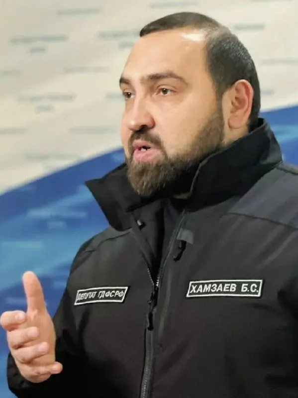 В VIP‑зале аэропорта Шереметьево вспыхнул спор между депутатами Госдумы Станиславом Наумовым и Бийсултаном Хамзаевым. По словам Наумова, дискуссия о запрете детям до 16 лет регистрироваться в соцсетях переросла в оскорбления и угрозы — вопрос будет поднят на комиссии по депутатской этике.