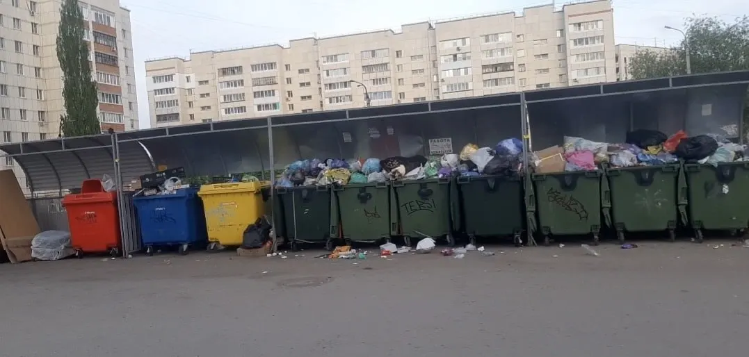 В микрорайоне Дёмский перенос контейнеров на площадку соседнего дома прошёл без согласования с большинством жителей, что привело к нарушению СанПиН и постоянному переполнению контейнеров.