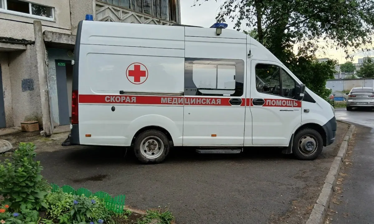 У дома №4 на улице Калевалы утром обнаружили тело 17-летнего юноши. Врачи констатировали смерть, причину гибели установят эксперты.