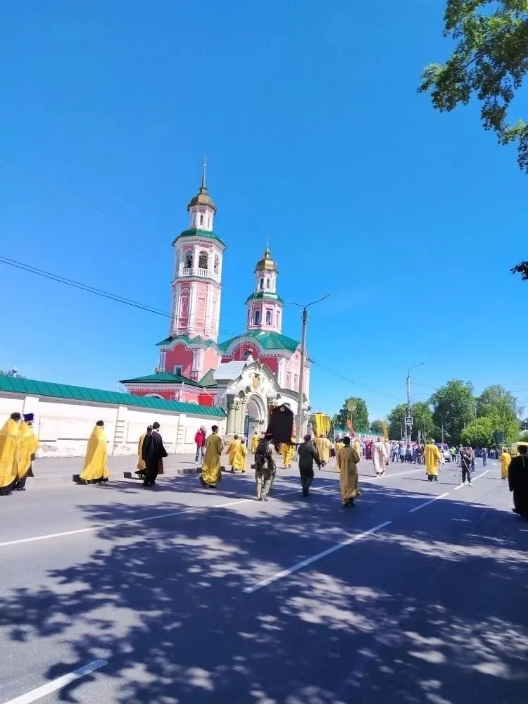 Участники традиционного Великорецкого крестного хода прибыли в село Макарье, сделали краткий привал и вскоре продолжили движение по маршруту.