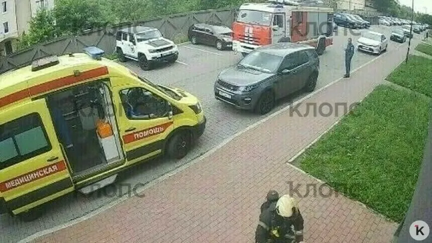 Мужчина вернулся с ночной смены, заснул, оставив еду на плите. Соседи почувствовали запах гари, вызвали спасателей и почти сломали дверь — в итоге выяснилось, что горела только еда, пострадавших нет.