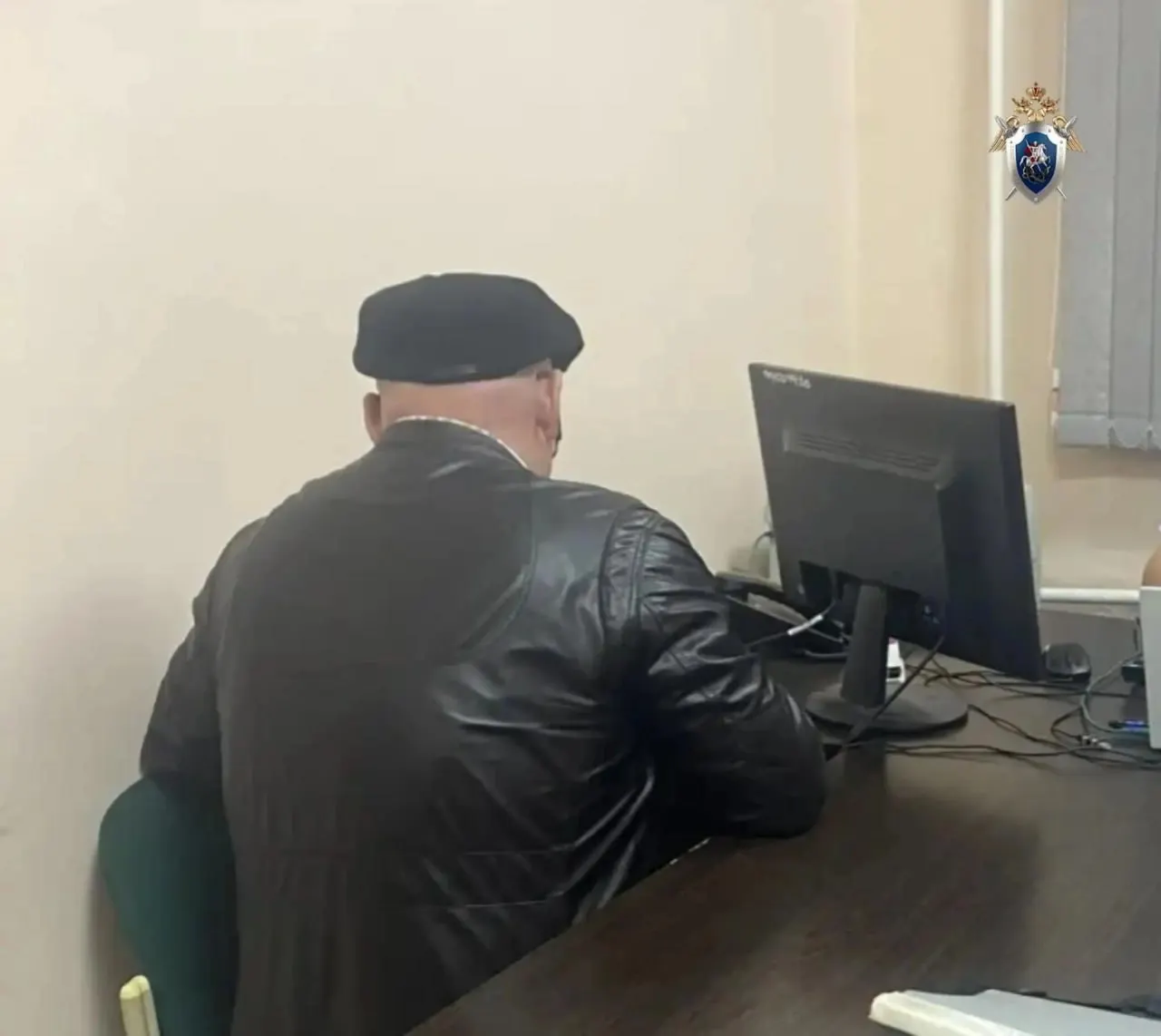 Подростка, возвращавшегося из магазина с младшим братом, избил сосед в подъезде: мальчик получил сотрясение и множественные ушибы. Задержанному предъявлено обвинение по статье 213 УК РФ.