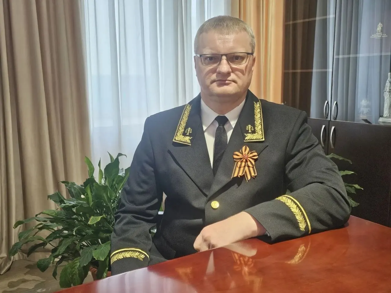 Президент назначил Романа Знаменщикова на пост председателя Иркутского областного суда на шестилетний срок. Ранее он работал судьёй в Алтайском крае и занимал должность зампредседателя Пятого апелляционного суда общей юрисдикции.