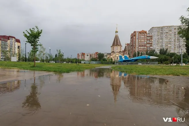 Во вторую очередь благоустройства парка Героев-летчиков вложили не менее 115 млн рублей, но дорожки, аллеи и площадки регулярно затопляет после даже небольшого дождя — жители жалуются, власти отчитываются об успехах.
