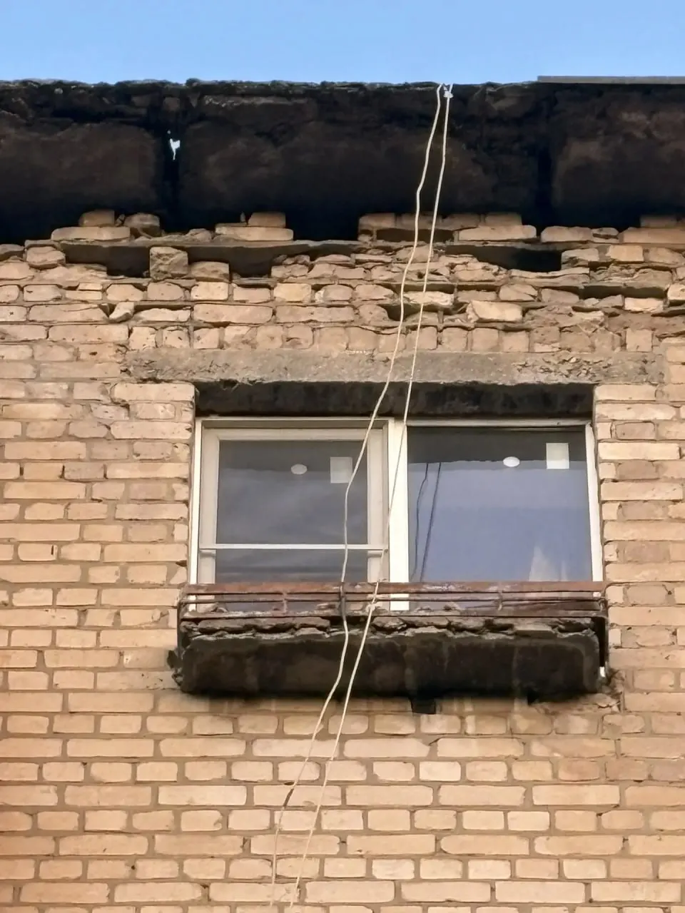В доме №4 на улице Даугавской разрушается кровля, выветривается цемент в кирпичной кладке, а за аварийной стеной — квартира незрячего жителя. Люди просят управляющую компанию и власти принять срочные меры.