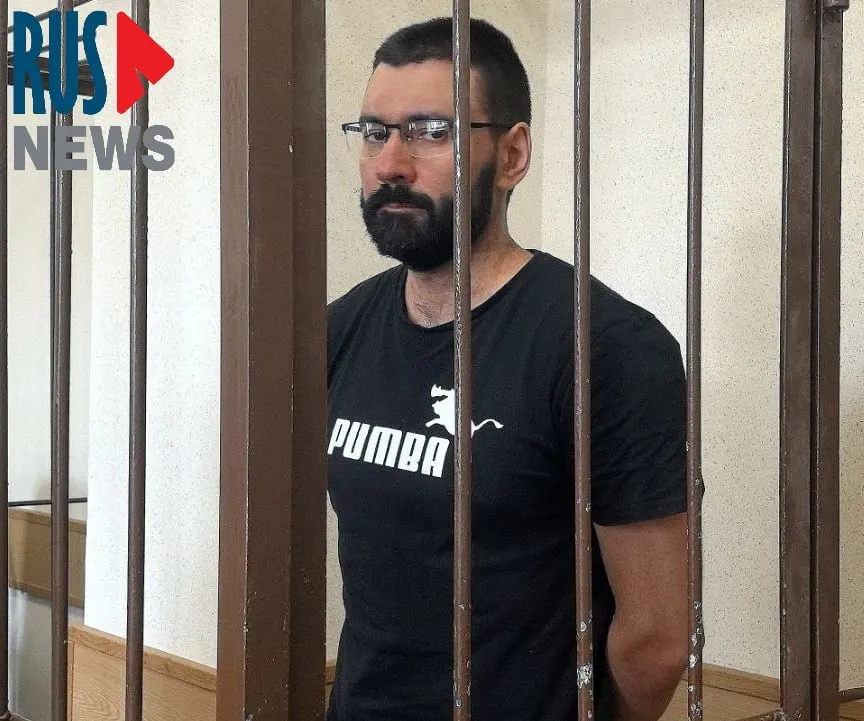 Журналиста признали виновным в переводе 300 рублей в Фонд борьбы с коррупцией: суд назначил штраф в 100 тыс. ₽ и освободил его в зале. Ранее он содержался в СИЗО с 19 февраля 2026 года.