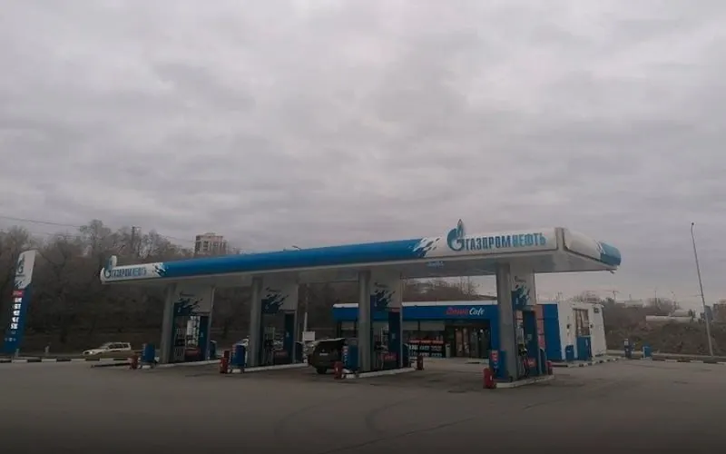 На заправках «Газпромнефти» в Новосибирске требуют оплату до начала заправки; терминалы ограничивают выдачу топлива 40 литрами. На независимых АЗС лимитов нет, но цены растут.