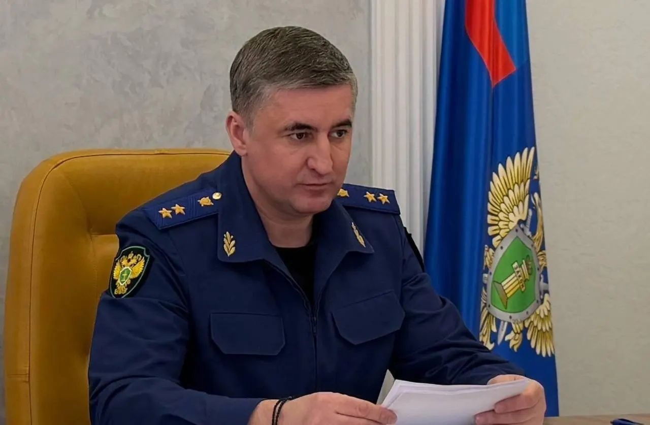 Президент назначил Сергея Филипенко прокурором Воронежской области. Ему 52 года, он имеет долгую карьеру в органах прокуратуры, работал в Челябинской области и ранее возглавлял прокуратуру Саратовской области.