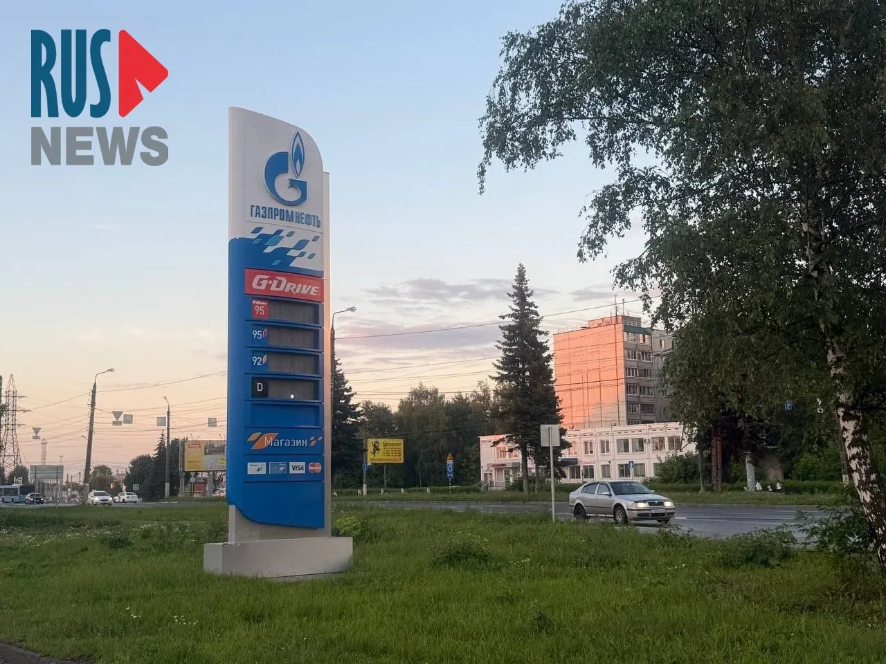 Во многих районах Тверской области АЗС работают с перебоями или закрыты, на некоторых — нет даже дизеля. Ограничили отпуск топлива, автобусы сокращают рейсы, а частые отключения электричества усугубляют проблему.