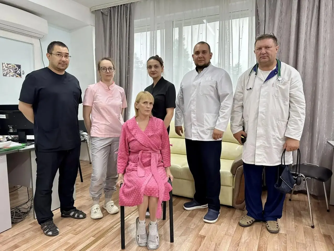 51‑летней пациентке потребовалась экстренная помощь: у неё несколько раз останавливалось сердце. Медики применили электрическую стимуляцию, стент, баллонную механическую поддержку и аппарат, временно заменяющий работу сердца и лёгких. Сейчас пациентка дома и чувствует себя нормально.