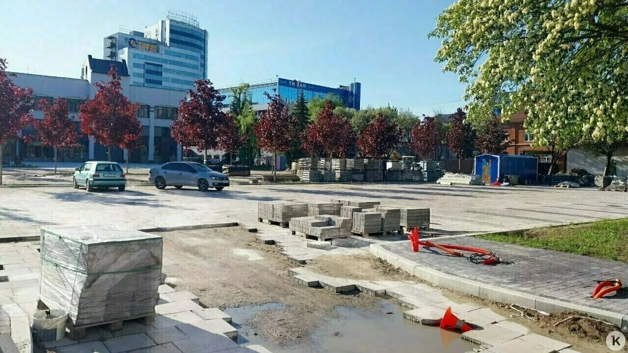 Благоустройство территории возле спорткомплекса «Юность» завершают — парковку планируют открыть в начале июля в рамках праздничных мероприятий, приуроченных ко Дню города и 80‑летию Калининградской области.