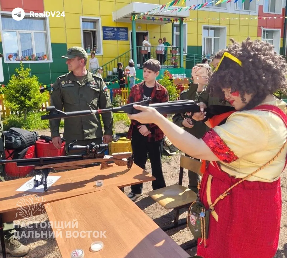 В реабилитационном центре Улан-Удэ провели мероприятие «Счастливое детство: забота о семьях героев» с творческими активностями, мастер‑классами и показательной программой от регионального центра «ВОИН». Также детей поздравили участники СВО.