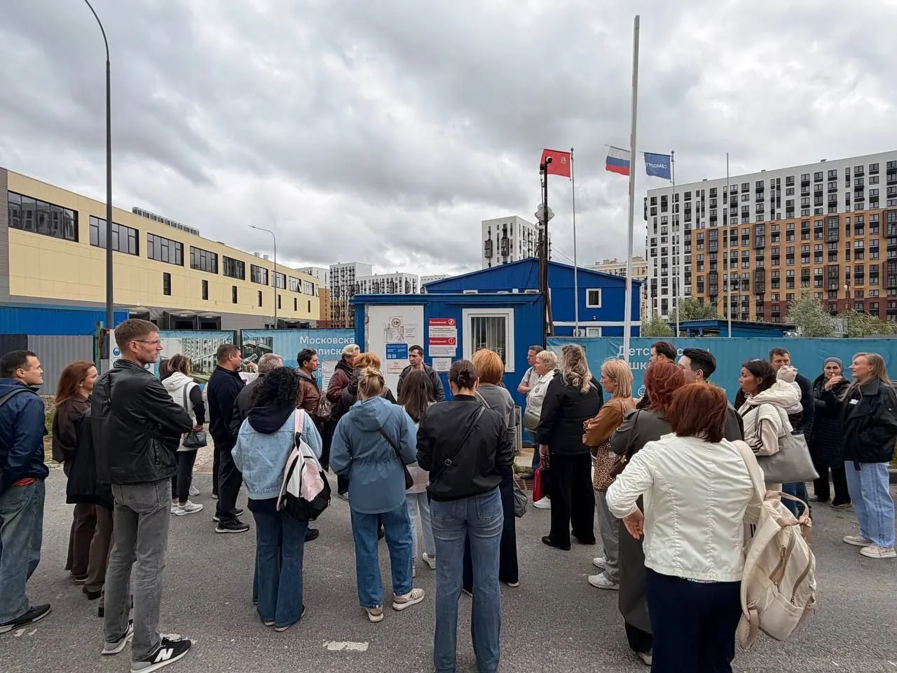 Дольщики корпуса 19 в Щербинском районе пришли к штабу застройщика и потребовали объяснений по задержке сдачи — компания называет новый срок — сентябрь 2026 года, а ключи получили лишь 52 из 940 квартир.