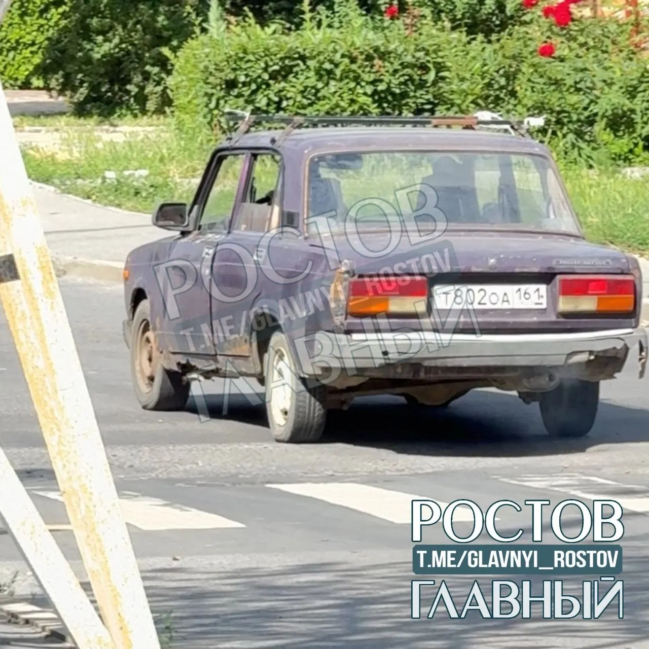 Неизвестные устроили мусорную свалку в роще на Можайской, 129; очевидцы указали номер автомобиля Т802ОА 161.