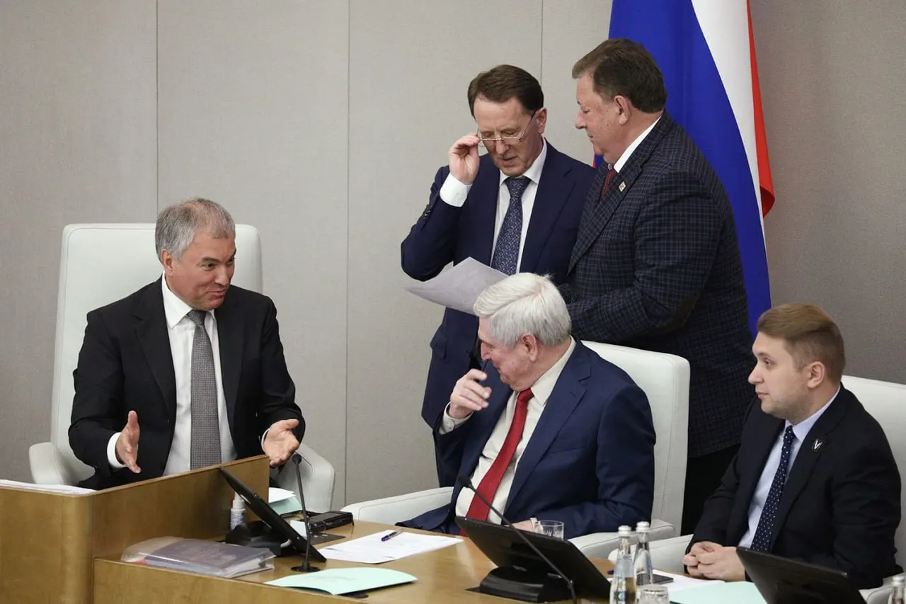 Аналитики обнаружили, что члены комитета Госдумы по экологии чаще голосовали за законопроекты, которые ослабляют охрану природы. В выборке — пять резонансных инициатив, среди которых вопросы рубок на Байкале и изменения границ особо охраняемых территорий.