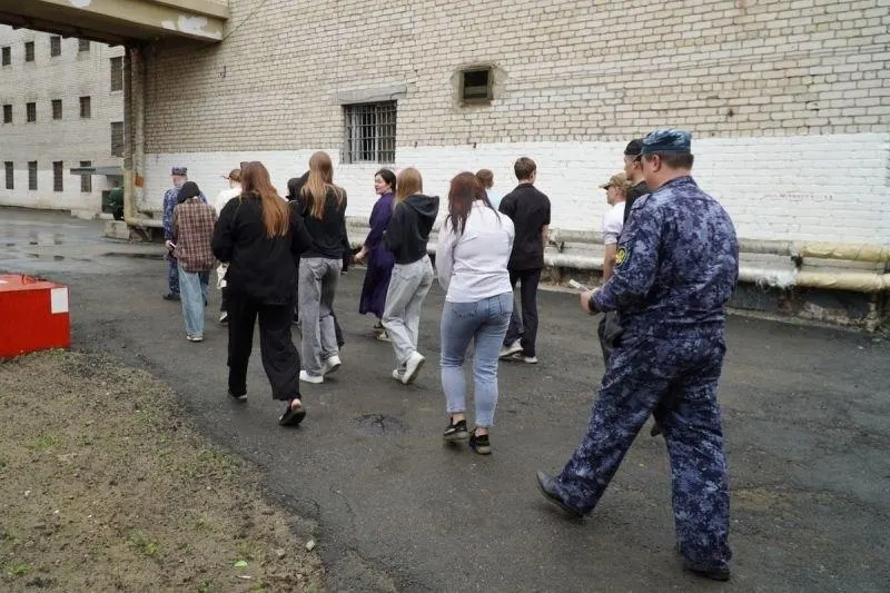 В рамках акции по популяризации здорового образа жизни группу студентов отправили на экскурсию в СИЗО №1 — им показали камеры, карантинное отделение и карцер, а сотрудники МВД и ФСИН провели разъяснительные лекции.