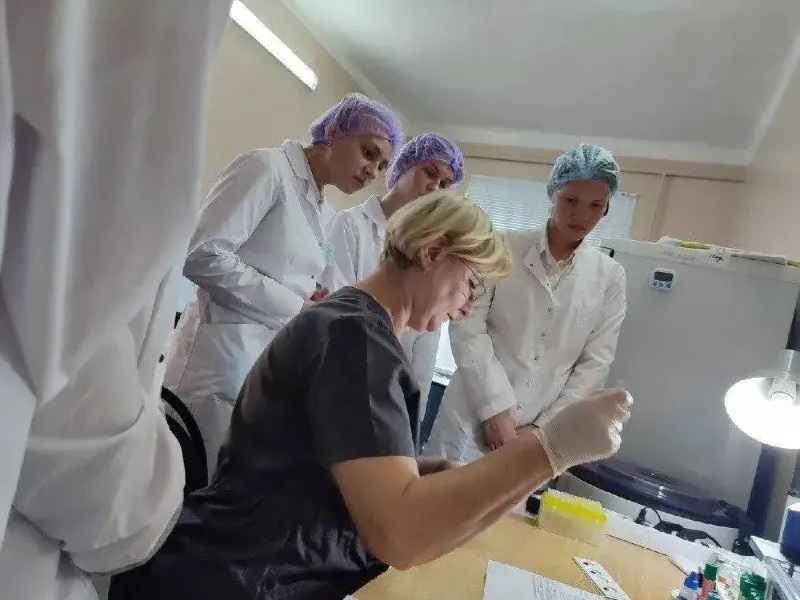Пациентку с хроническим сердечным заболеванием срочно доставили из Сочи в краевую больницу: при преэклампсии и внутриутробной гипоксии провели экстренное кесарево, оба — мать и ребёнок — выжили и идут на поправку.