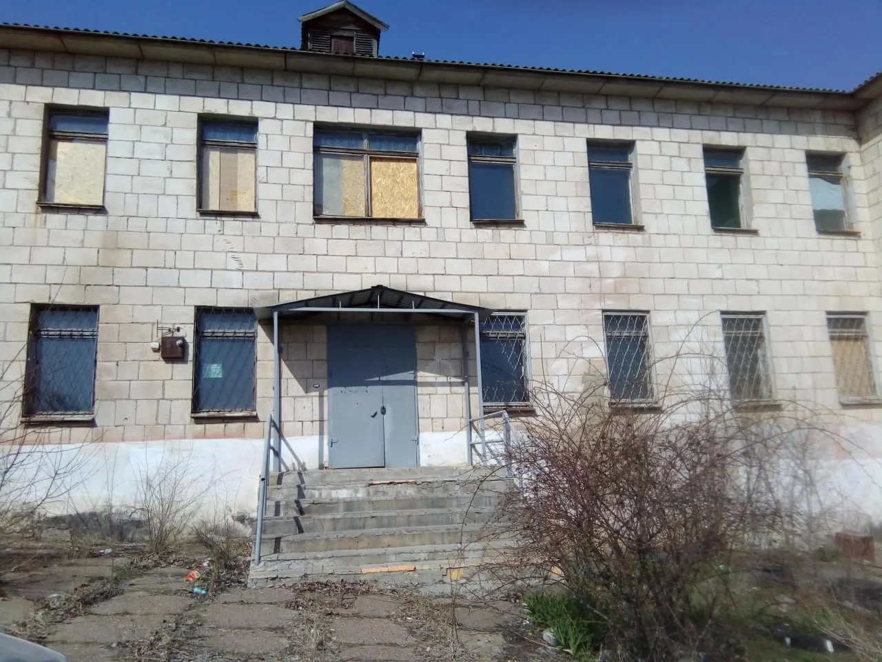 Здание, которое жители просили не закрывать и привести в порядок из‑за важности для пожилых людей, снова продают: стоимость снизили с 5,4 до 5,3 млн рублей.