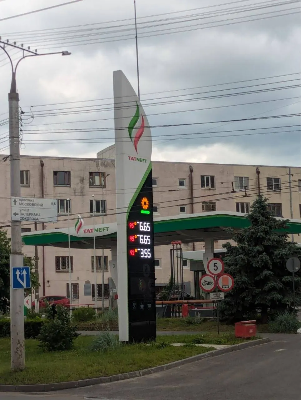 На стелах ряда заправок указаны низкие цены (АИ‑95 — 66 ₽, дизель — 77 ₽), но колонки закрыты табличками о «техработах», и обычным водителям топливо не отпускают.
