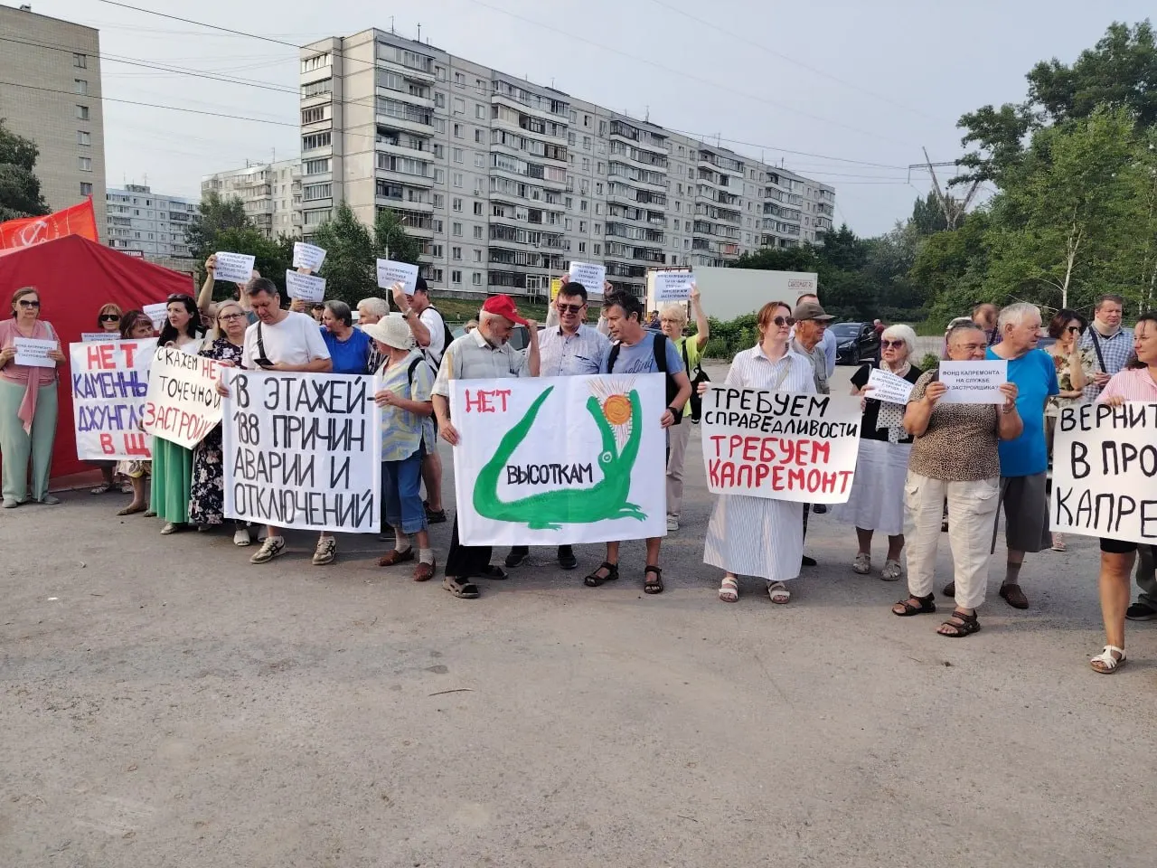 В Советском районе Новосибирска несколько сотен горожан вышли на пикет: они протестуют против исключения домов из программы капремонта и против строительства многоэтажного дома на улице Гнесиных.