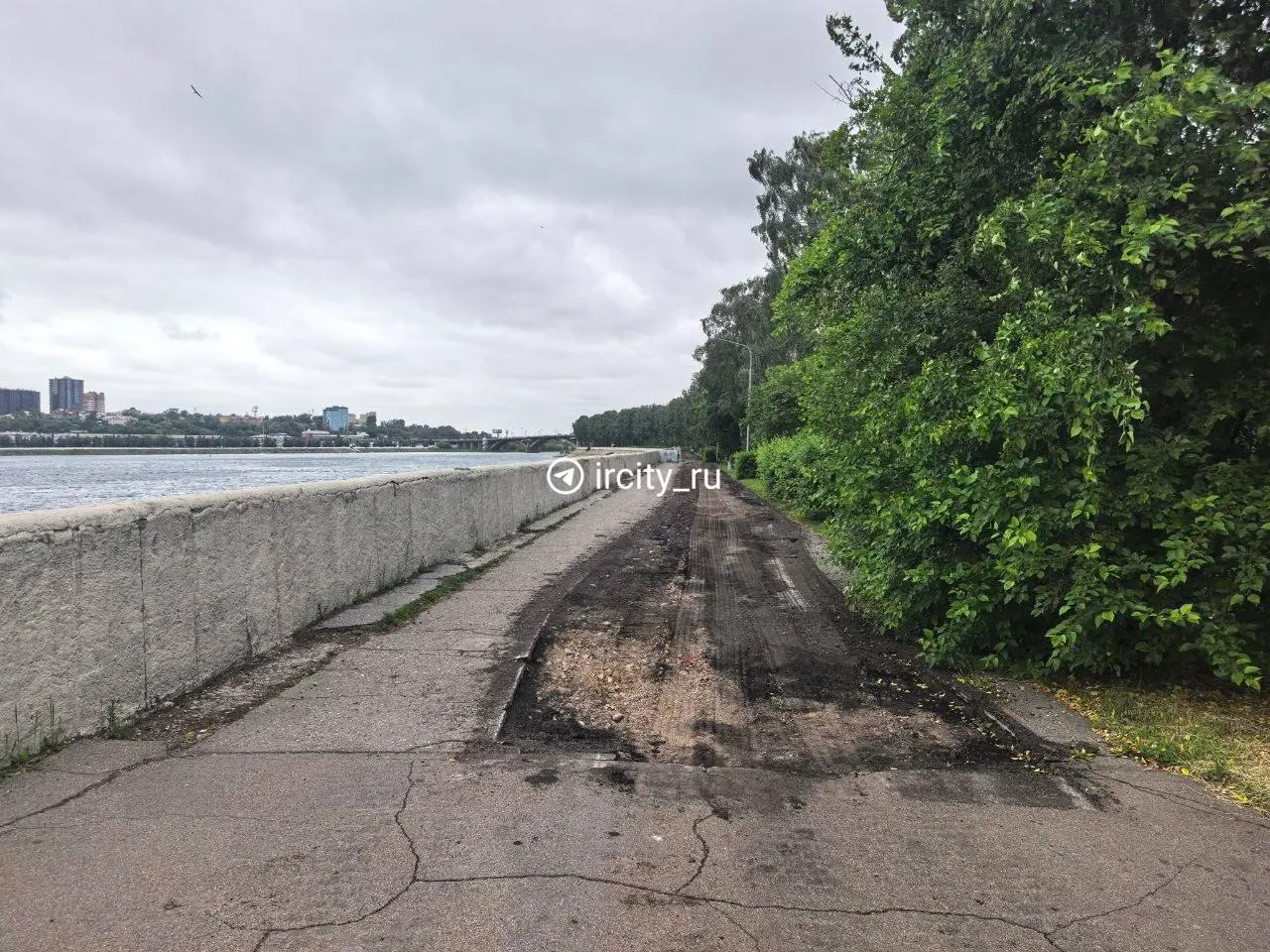 На участке длиной 575 м от памятника ветеранам ВДВ до «круга» сняли старый асфальт — работы финансирует частный инвестор, подрядчик — «Иркутскавтодор». Завершение планируется до конца июня.