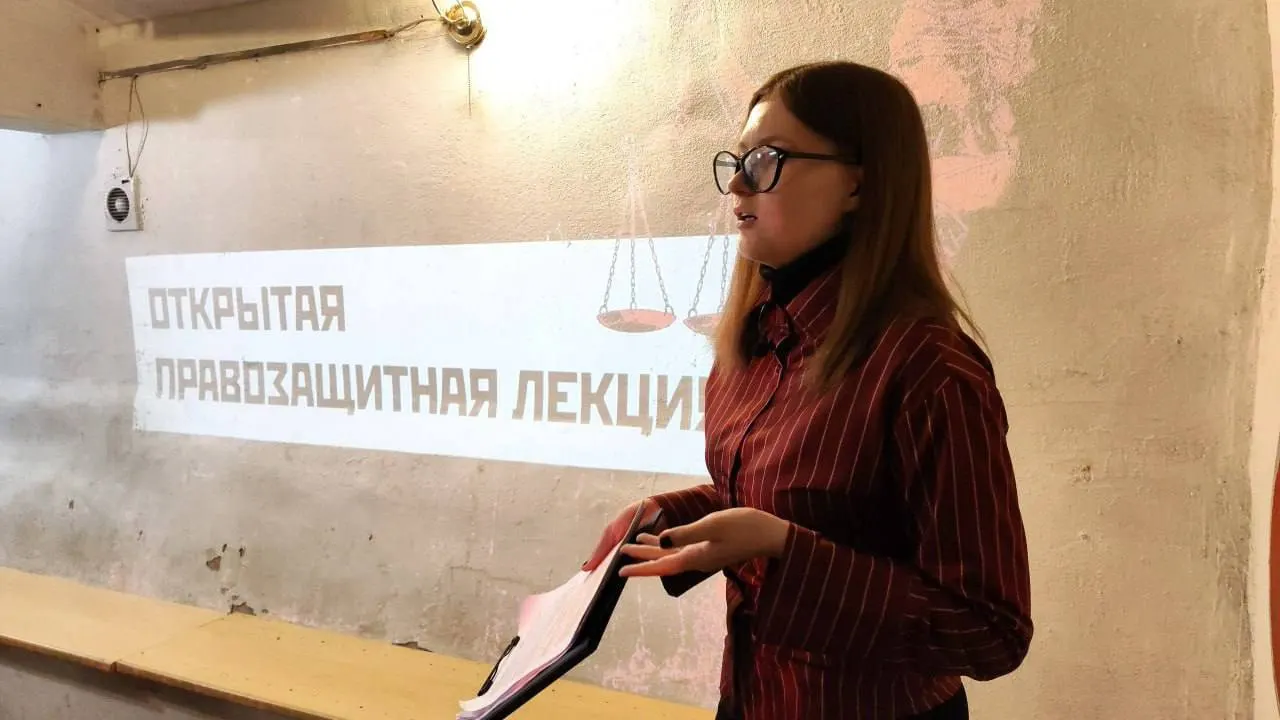 В столице задержали троих активистов, которых доставили в ОВД «Сокольники». В Воронеже отпустили всех, кроме одного — ему вменяют нарушение по статье 20.3 КоАП РФ; заседание назначено на завтра.