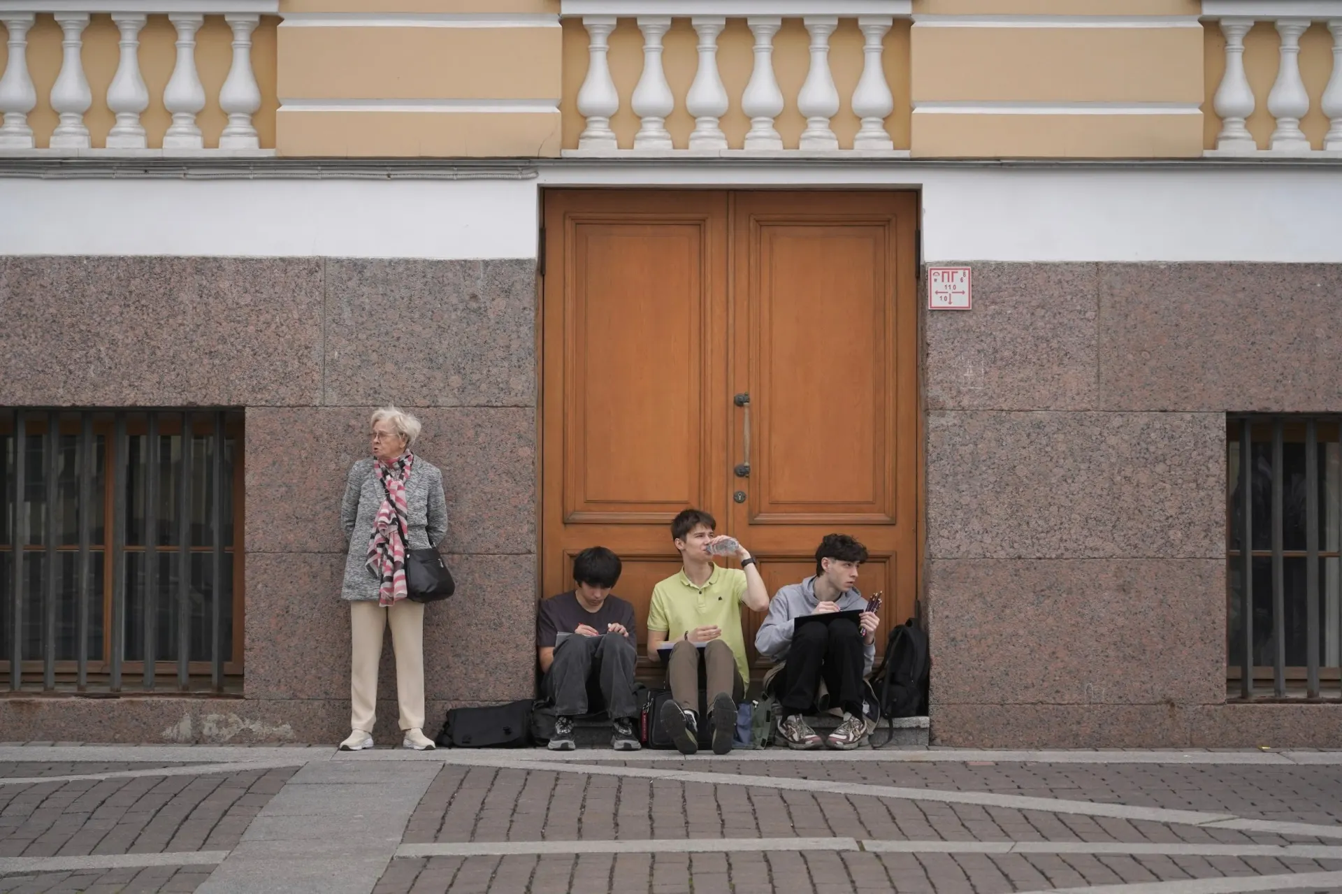 Краткий обзор событий в Петербурге, по стране и в мире: изменения в руководстве вуза, отмена выдворения за молитву, уголовное дело о вандализме, арест журналиста, покупка сети гипермаркетов и случаи насилия за рубежом.