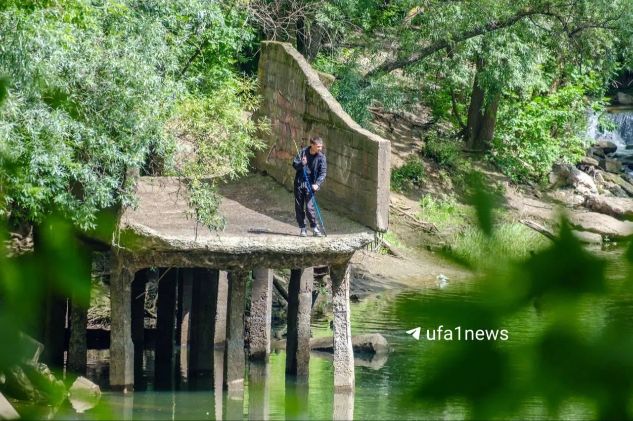 На месте Инорса раньше было село Богородское. Озеро Тёплое образовалось в 1980‑х на месте карьера — каменные руины у воды похожи скорее на следы водовыпуска ТЭЦ, чем на мельницу.