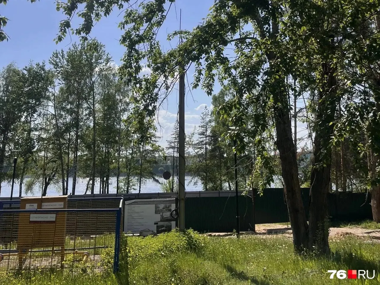 На берегу Волги оградили участок, где планировали возвести ресторанный комплекс. Работами занимается ярославский предприниматель, но работы остановлены из‑за вопросов с разрешениями и правом собственности.