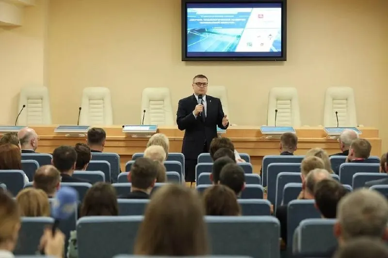 В условиях дефицита бюджета сотрудникам некоторых кафедр Южно‑Уральского государственного университета предложили самостоятельно привлекать внебюджетные доходы — по 250 тыс. руб. на человека. В противном случае упоминают возможные сокращения или иные кадровые решения.