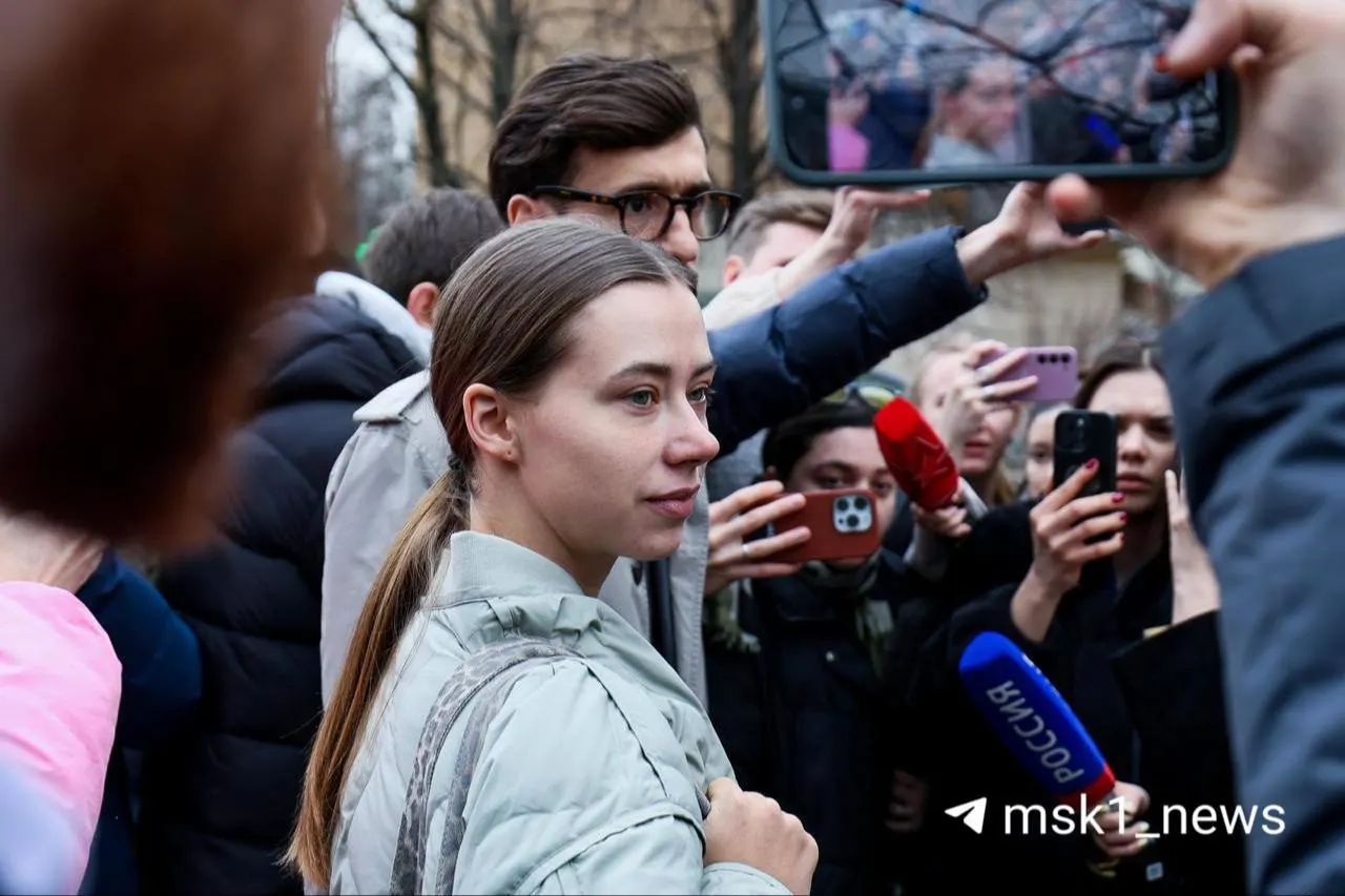 Прокуратура просит приговорить блогершу к трём годам лишения свободы, назначить штраф 900 тысяч рублей, конфисковать 115 млн и заменить домашний арест на содержание в СИЗО. Ей вменяют отмывание около 127 млн рублей; часть средств якобы была направлена на покупку квартиры в центре Москвы.