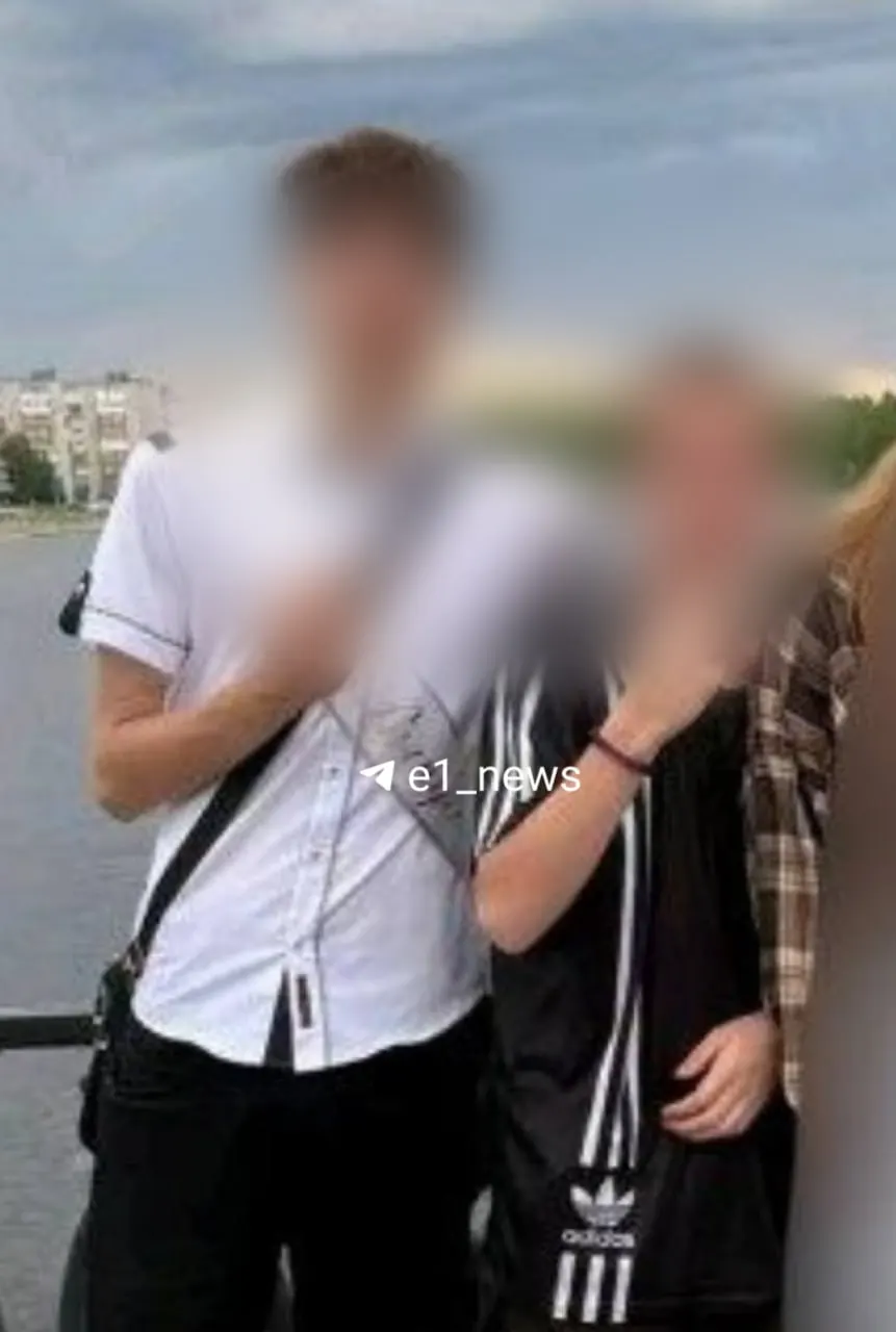 Знакомые заманили девушку за гаражи — один из них нанес несколько ножевых ранений. Один подозреваемый пришёл в полицию, второго задержали; суд изберёт меру пресечения.