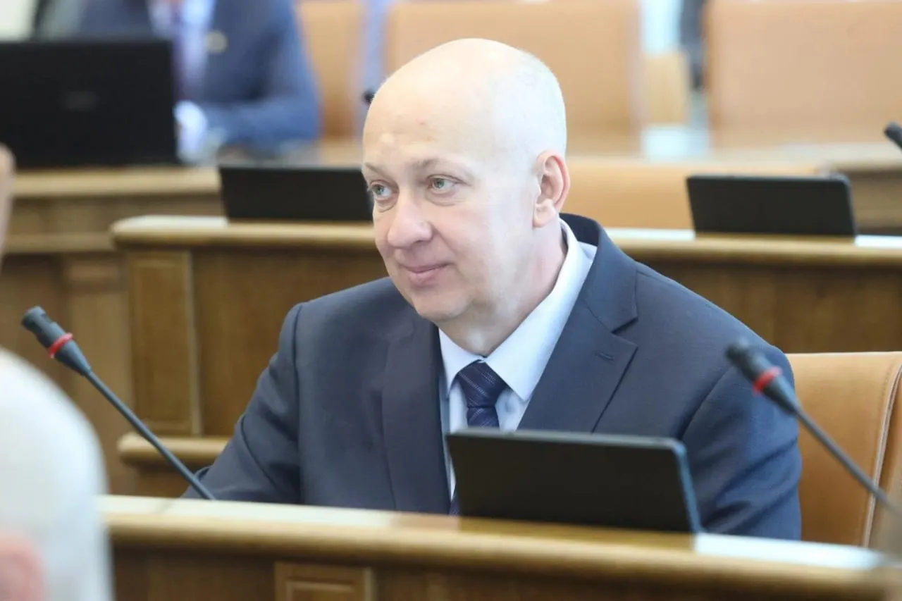 Компания депутата выиграла торги на строительство аптечного комплекса между Красноярском и Старцево за ~2,166 млрд рублей; объект должен быть сдан к 2028 году.