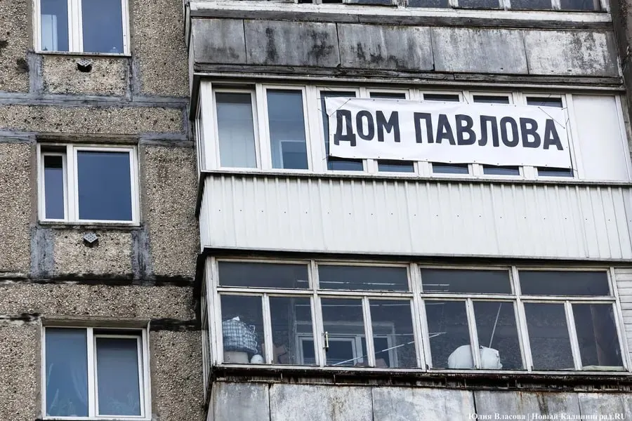 Отдел муниципального контроля вызвал в мэрию нескольких жителей дома №68 на Московском проспекте — им вменяют нарушение правил благоустройства из‑за баннера. Власти требуют временного расселения из‑за соседнего аварийного дома; коммунальные услуги в здании отключили, суд отказал жильцам.