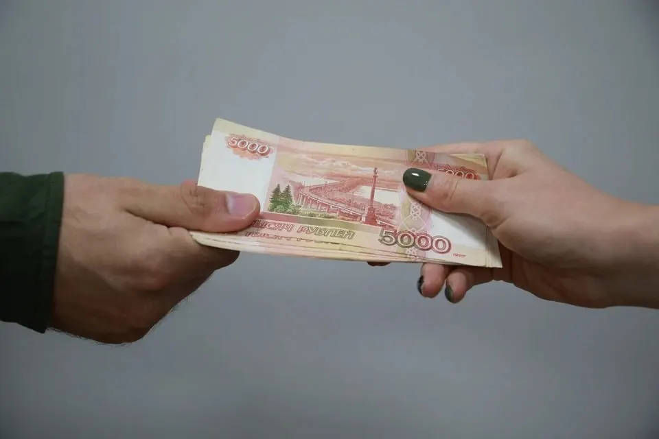 По результатам проверки прокуратуры представитель фирмы передавал сотрудникам железной дороги деньги, за что компания получила штраф в один миллион рублей — сумма уже взыскана.