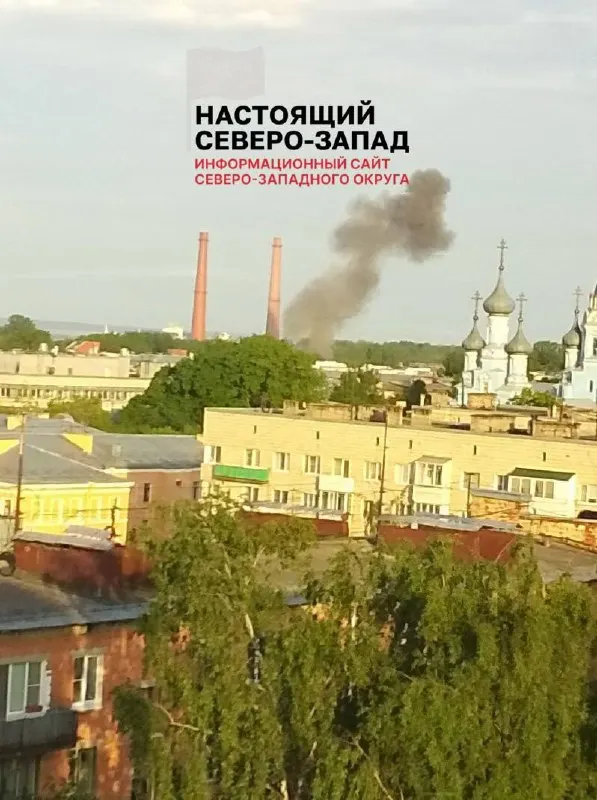 После ночных атак дронов в Кронштадте и Ломоносове зафиксированы пожары и дым, видимый над Санкт‑Петербургом; губернатор сообщил о 72 сбитых БПЛА.