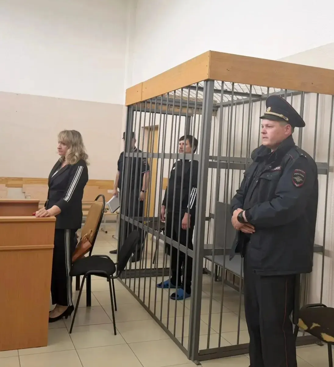 Свердловчанина обвиняют по ч. 3 ст. 238 УК РФ — оказание услуг, не отвечающих требованиям безопасности. По версии следствия, в работе использовался грузовик без техосмотра, а водитель был нанят без официального оформления.