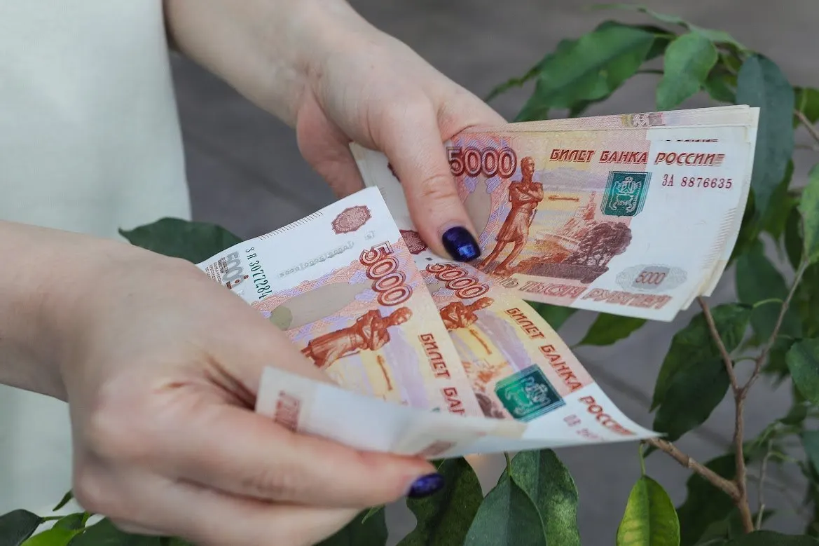 Трое работников пожаловались на задержки выплат и подали иск в прокуратуру; руководство утверждает, что зарплаты выплачены и обвиняет сотрудников в пьянстве.