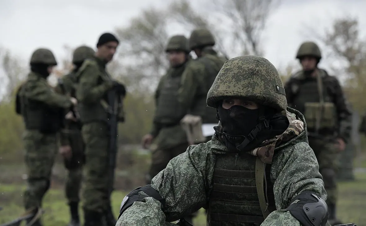 По словам собеседников, Украина усилила применение дронов и нарушила логистику противника, тогда как российский ВПК близок к пределу мощностей; без новой мобилизации или крайних мер изменить ситуацию будет трудно.