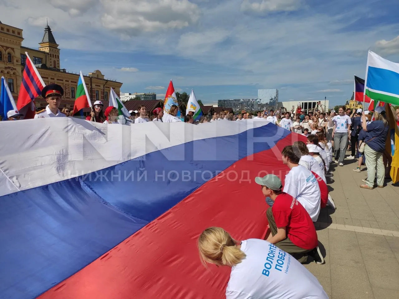 На Нижегородской ярмарке в честь Дня России развернули полотно российского флага длиной около 100 метров. В акции приняли участие десятки нижегородцев.