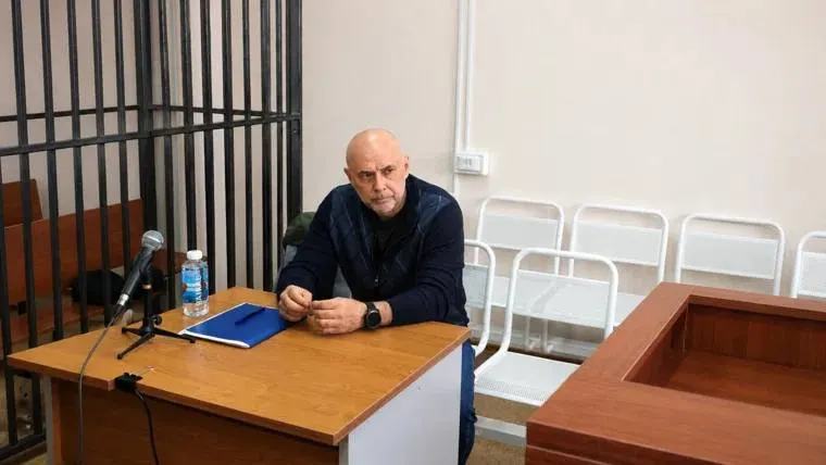 Прокурор попросил для бывшего главы Сургута Андрея Филатова шесть лет колонии строгого режима по обвинению в коммерческом подкупе на 130 млн рублей. На суде Филатов принес последнее слово и просил шанс исправиться.