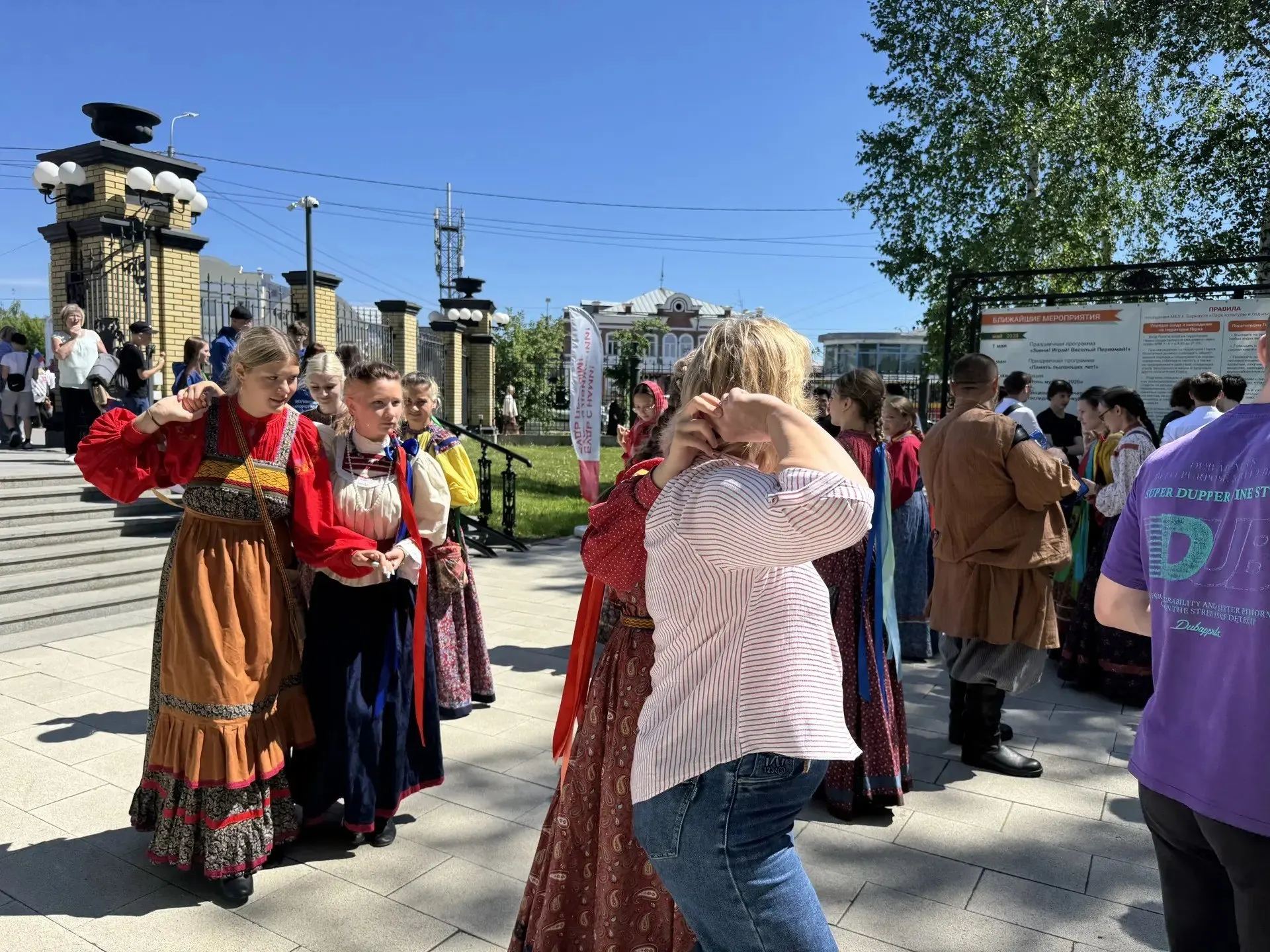 В парке Центральный в Барнауле проходит большой праздник для детей: концерты, мастер‑классы, игры и выставка Алтайского краеведческого музея.